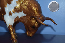 Load image into Gallery viewer, Knossos-Gold Variation-Breyerfest Exclusive-LE of 200-Fighting Bull Mold-Breyer Traditional