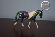 Load image into Gallery viewer, Merry and Bright-Holiday Exclusive-Irish Cob Mold-Breyer Stablemate