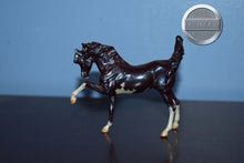 Load image into Gallery viewer, Merry and Bright-Twist Mold-Breyer Stablemate