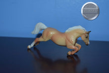 Load image into Gallery viewer, Palomino Jumper-Warmblood Jumping Mold-Breyer Stablemate