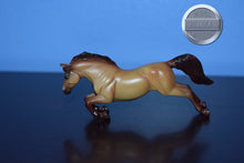Load image into Gallery viewer, Dun Jumper-NO STAND-Jumping Warmblood Mold-Breyer Stablemate