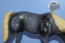 Load image into Gallery viewer, Grazing Horse-Hartland Model