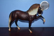 Load image into Gallery viewer, Promenade-Legionario Mold-Breyer Traditional