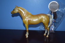 Load image into Gallery viewer, Holiday Pony Playset Mia-No Costume-Pony of America&#39;s Mold-Holiday Exclusive-Breyer Traditional