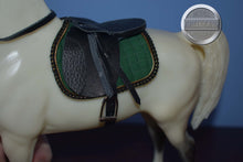 Load image into Gallery viewer, English Hunt Saddle Bridle and Pad-NO HORSE-Traditional Scale Accessories