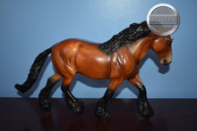 Load image into Gallery viewer, Yuletide Greetings-HORSE ONLY-Holiday Exclusive-Shire Gelding Mold-Breyer Traditional