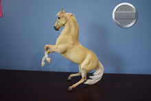 Load image into Gallery viewer, Cloud-30th Anniversary Edition-Desatado Mold-Breyer Traditional