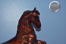 Load image into Gallery viewer, Lightning Ridge-Desatado Mold-Breyer Traditional