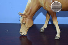 Load image into Gallery viewer, Palomino Grazing Mare-Grazing Mare Mold-Breyer Traditional