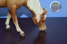 Load image into Gallery viewer, Palomino Grazing Mare-Grazing Mare Mold-Breyer Traditional