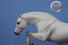 Load image into Gallery viewer, Newsworthy-Original on the Mold-Breyer Traditional