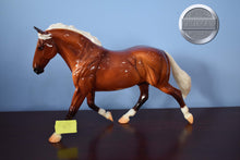 Load image into Gallery viewer, Silver Bay Rotating Draft Surprise #3-GLOSSY-Cleveland Bey Mold-Breyerfest Exclusive-Breyer Traditional