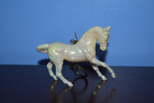 Load image into Gallery viewer, Pearlescent Warmblood Keychain-Warmblood Mold-Breyerfest Exclusive-Breyer Stablemate